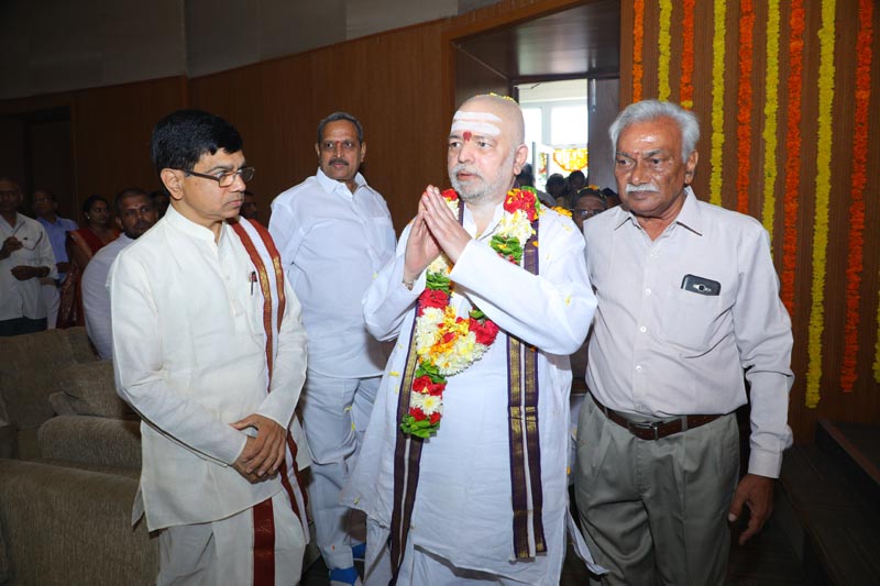 Sri Mulugu Ramalingeshwara Varaprasad Siddhanti was honoured with Jyotishyasastra Vignana Visharadha at Tummalapalli Kalakshetram, Vijayawada (42)